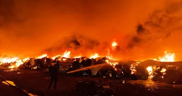 Alev alev! Düzcede mobilya fabrikasında yangın...