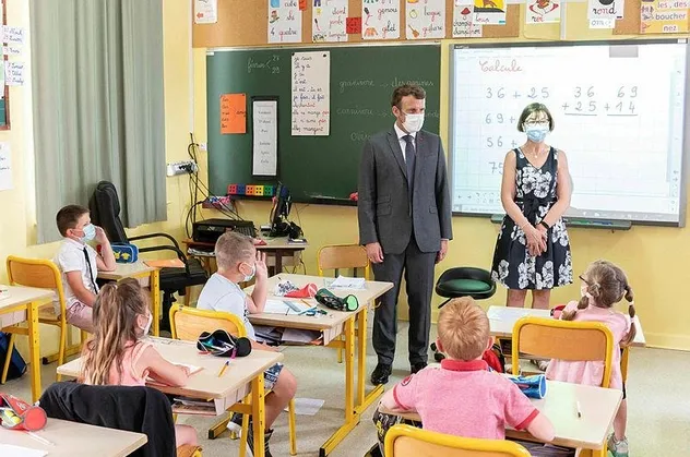 Öğrencilerden Fransa Cumhurbaşkanı Emmanuel Macron'a şoke eden soru: “Tokat nasıldı?”