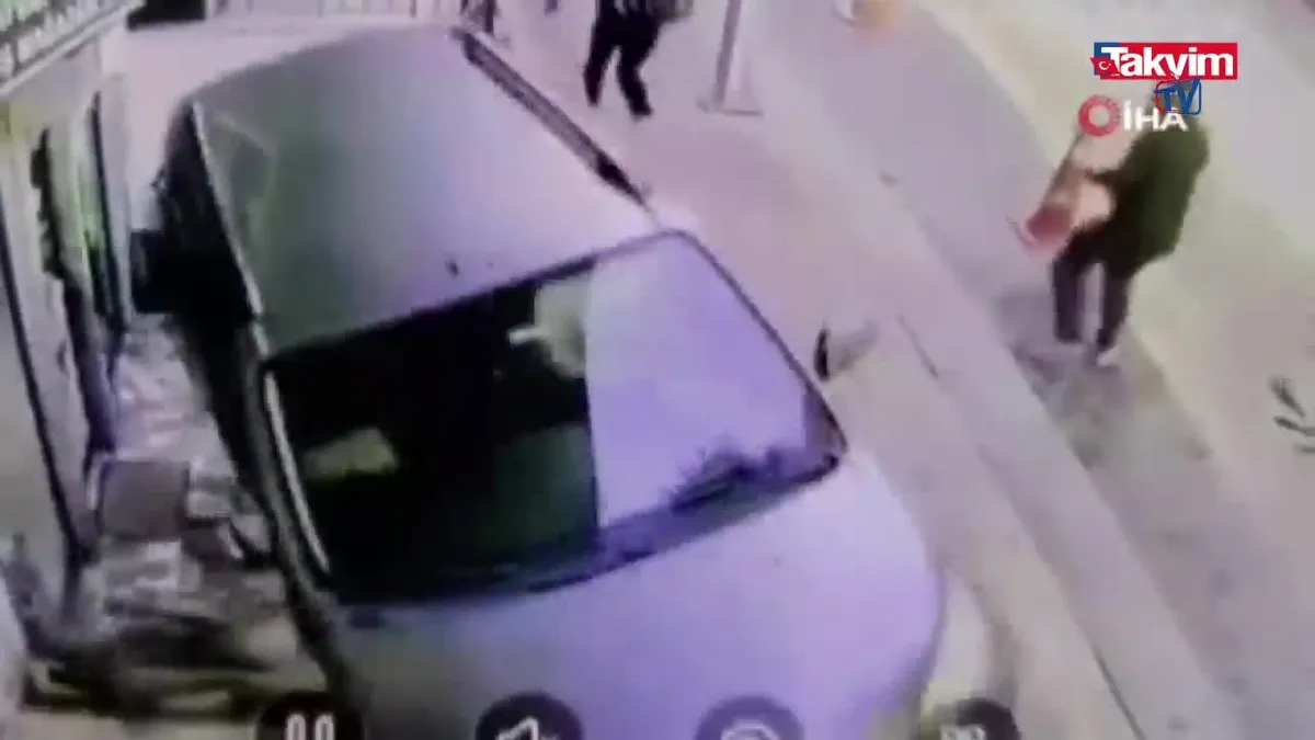 Fren yerine gaza bastı otomobil devrildi: Öğrenciler aracın altında kalmaktan son anda kurtuldu