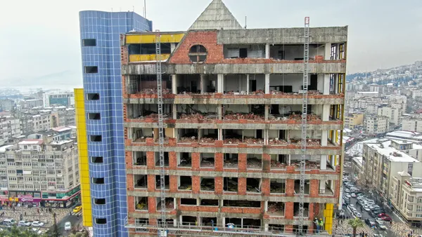 dunyanin-en-sacma-binasi-kahramanmarastaki-18-katli-binanin-sokumu-devam-ediyor-1643721388843.jpg 'Dünyanın en saçma binası' Kahramanmaraş'taki 18 katlı binanın sökümü devam ediyor-8