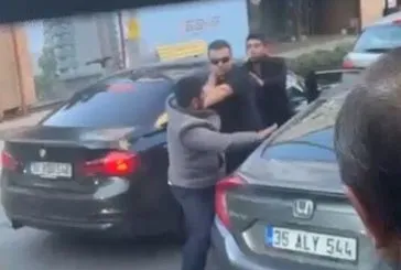 Kadıköy'de tekmeli tokatlı yol verme kavgası! Dehşet anları anbean kaydedildi