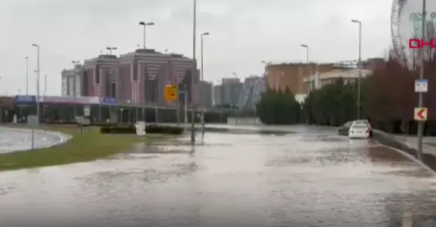 Bakırköy'de İSKİ'nin su borusu patladı yollar göle döndü!