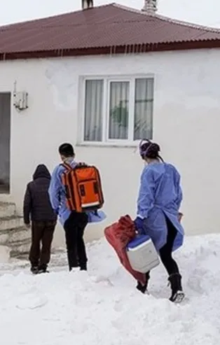 Sağlık savaşçıları eksi 30'da köy köy gezip aşılama yapıyor!