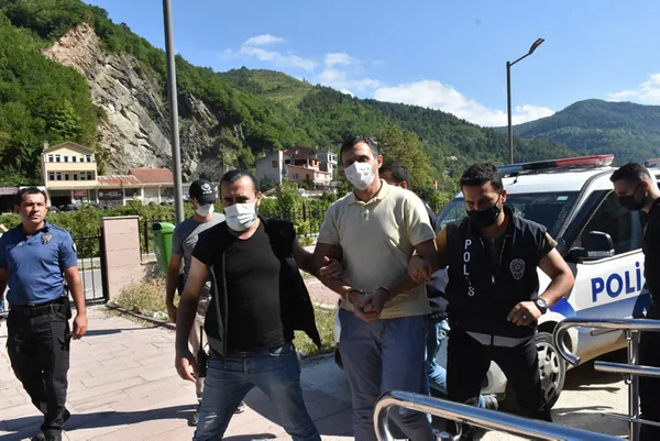 son-dakika-kastamonu-bozkurttaki-sel-felaketinde-yikilan-olcer-apartmaninin-muteahhidi-mehmet-ozkan-inebolu-adliyesine-sevk-edildi-1629292962690.jpg SON DAKİKA: Kastamonu Bozkurt'taki sel felaketinde yıkılan Ölçer Apartmanı'nın müteahhidi Mehmet Özkan İnebolu Adliyesi'ne sevk edildi-4