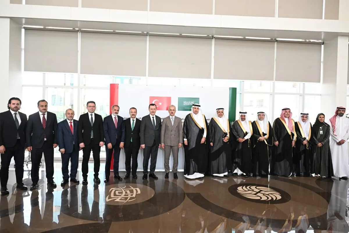 turkiye-ve-suudi-arabistandan-lojistik-ve-demir-yolu-hamlesi-1781013253716.jpeg Türkiye ile Suudi Arabistan arasında dev ulaştırma hamlesi! Demir yolu ve lojistikte imzalar atıldı-3