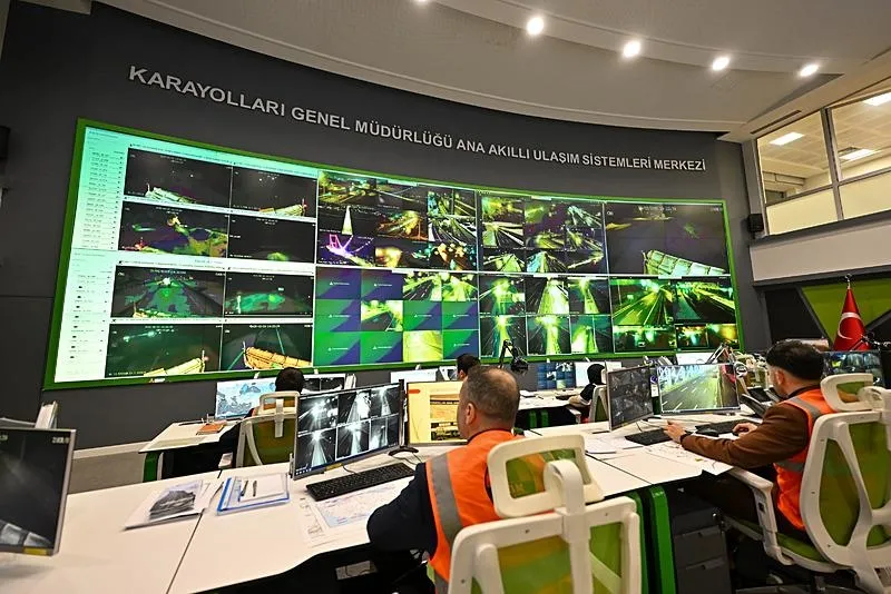 Karayolları Genel Müdürlüğü (KGM) Ana Akıllı Ulaşım Sistemleri Merkezi'nde karla mücadele çalışmaları sürüyor. (AA)