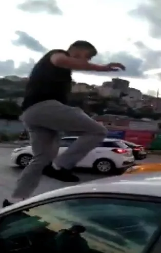 Bir şehir magandası daha! İstanbul'da dehşete düşüren olay! Tartıştığı kadın sürücünün aracına çıktı, camları kırdı