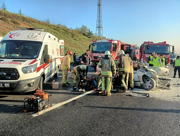kuzey-marmara-otoyolunda-feci-kaza-kamyona-arkadan-carpti-1-olu-1-agir-yarali-1650443658299.jpg