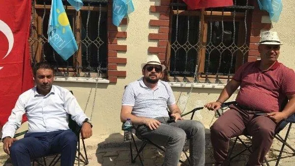 İYİ Partililer kendilerini Akşener'in evine zincirlediler-1