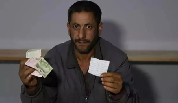 bit-pazarindan-satin-aldigi-montun-cebinden-oyle-bir-not-cikti-ki-beynimden-silinmeyecek-1702636167158.jpg 'Beynimden silinmeyecek' Bit pazarından satın aldığı montun cebinden öyle bir not çıktı ki!-4