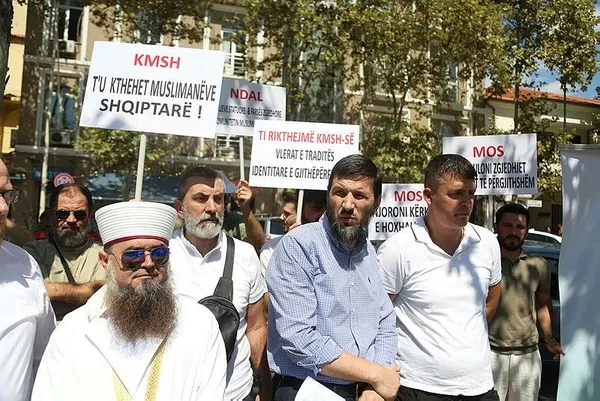 arnavutlukta-feto-protestosu-gulenci-gaspcilar-arnavutluk-islam-birliginden-uzaklastirilsin-1691788409986.jpeg Arnavutluk'ta FETÖ protestosu! "Gülenci gaspçılar Arnavutluk İslam Birliğinden uzaklaştırılsın"-7