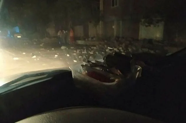 Merkez üssü Türkiye sınırına yakın Hoy kenti olan depremde kırsal kesimde 50 ev yıkıldı, 1127 kişi yaralandı