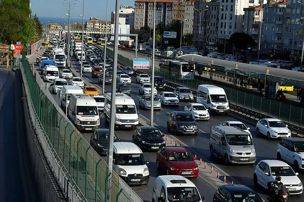 tam-kapanmanin-5-gununde-istanbul-avcilarda-trafik-yogunlugu-1620145779421.jpeg 'Tam kapanma'nın 5. gününde İstanbul Avcılar'da 5 kilometrelik trafik yoğunluğu!-2