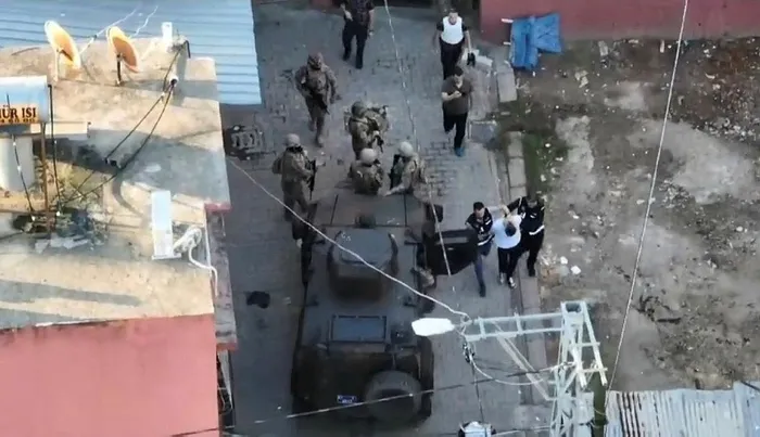 81-ilde-cember-operasyonu-arama-kaydi-bulunan-5309-firari-yakalandi-1699853249754.jpeg Son dakika: 81 ilde 'Çember' operasyonu! Arama kaydı bulunan 5309 firari yakalandı-3