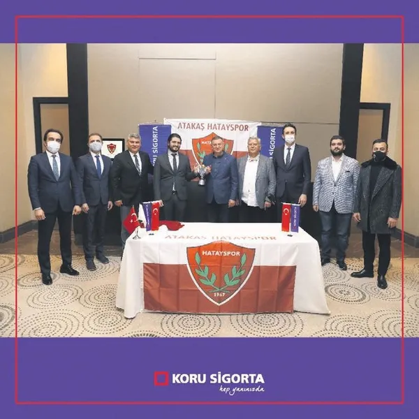 Koru'dan spora destek: Hatayspor oyuncu ve teknik kadrosu tarafından imzalanmış forma ile temsili kupa verildi-1