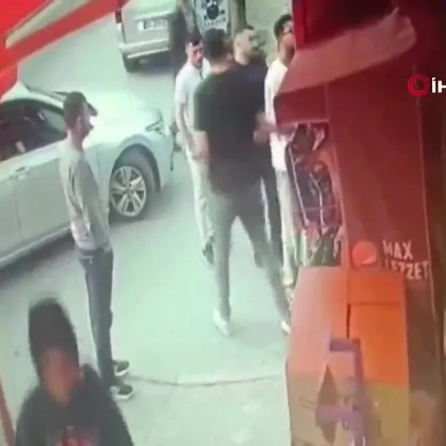 Fatih’te yolun ortasına araç bırakan 3 şüpheli, kendilerini uyaran polislere saldırdı!