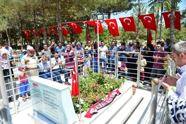 Kahraman Halisdemir'in kabrine ziyaretçi akını-2