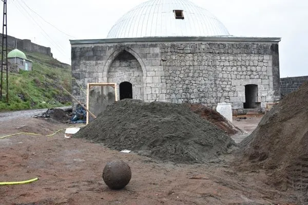 Kars'ta tarihi hamamda tarihi gülle bulundu-1