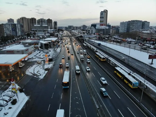 Son dakika: İstanbul Esenyurt'ta kar yağışı sebebi ile kayan yolcu minibüsü kaza yaptı! Kaza anı kamerada-6