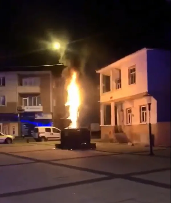 edirne-uzunkoprude-provokasyon-adalet-aniti-atese-verildi-1643959064135.jpg Edirne Uzunköprü'de provokasyon: Adalet Anıtı ateşe verildi! 2 şüpheli gözaltında-3