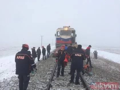 Son dakika: Kars’ta yük treninin hemzemin geçitte çarptığı otomobildeki 3 kişi öldü