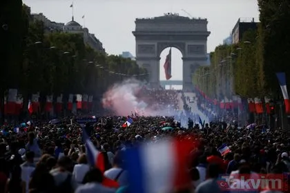 Fransa Milli Takımı Paris’te! Şampiyonluk kutlamaları başladı...