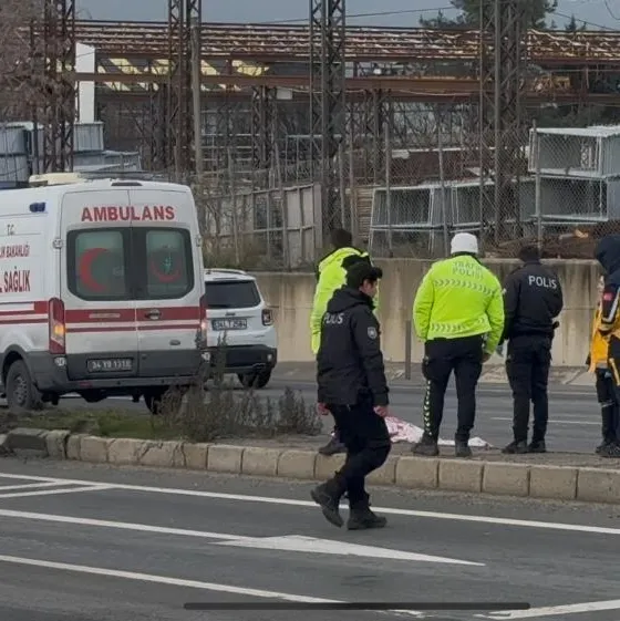 Tamir etmek istediği TIR’ın altında kaldı!