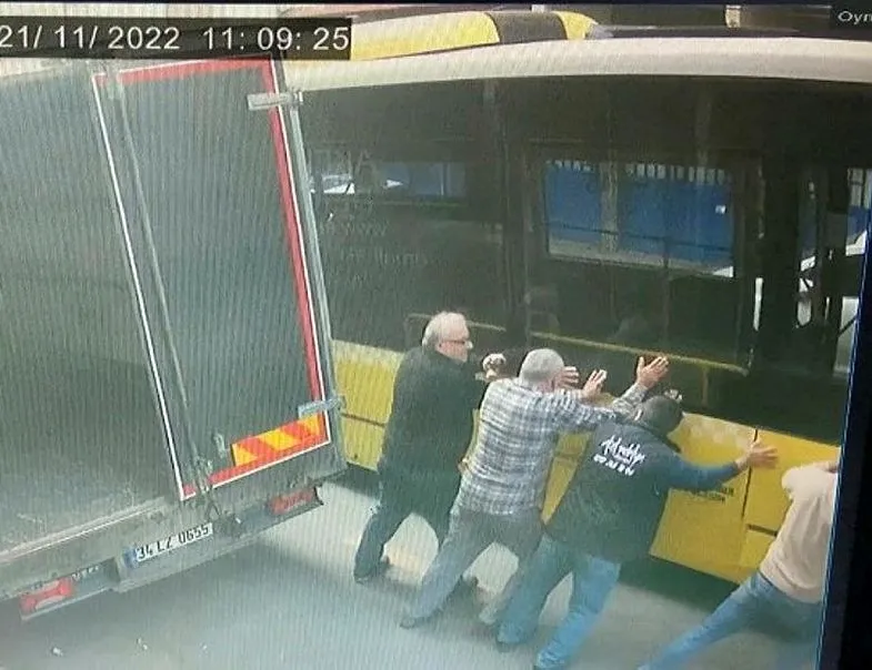 Akılalmaz kaza! 10 tonluk otobüsü iterek kurtardılar