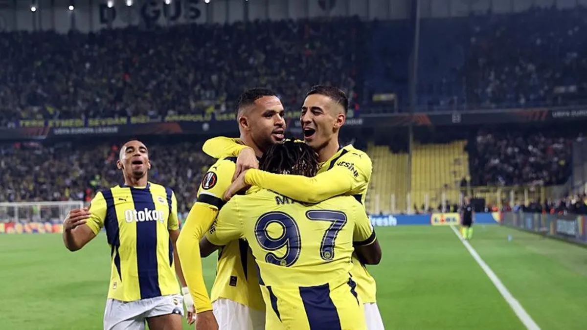 Futbol otoriteleri ortak görüşte birleşti: Manchester United'ı elinden kaçıran Fenerbahçe futboluyla ilk kez övgü aldı!