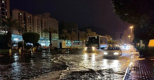 Kabe’de şiddetli yağış ve fırtına! İbadet eden Müslümanlar zor anlar yaşadı