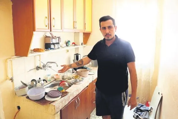 copten-dram-cikti-babasini-cop-evde-terk-edilmis-halde-buldu-1691015797529.jpeg Çöpten dram çıktı! Babasını çöp evde terk edilmiş halde buldu-2