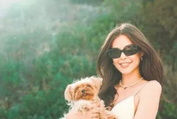 Defne Samyeli'nin kızı Deren Talu köpeği ile kumsalda poz verdi