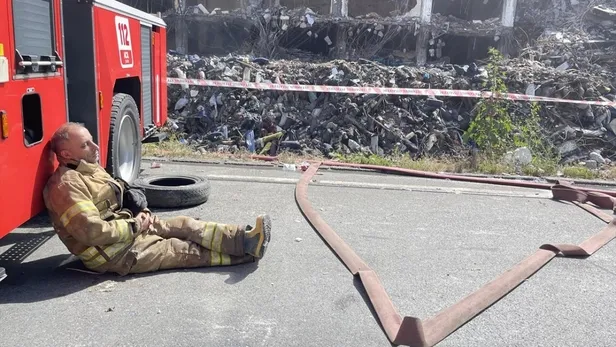 İmamoğlu Başakşehir'deki fabrika yangınına 70 saat sonra geldi! Kendisine tepki gösteren vatandaşı umursamadı-2