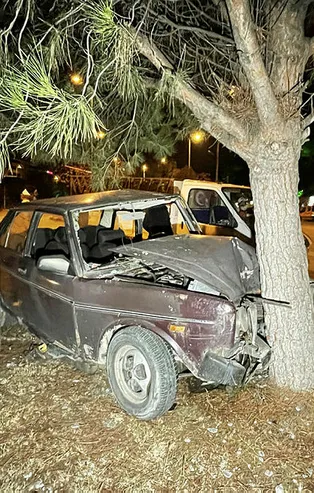 Karabük'te ağaca çarpan araç hurdaya döndü! Sürücü ağır yaralandı