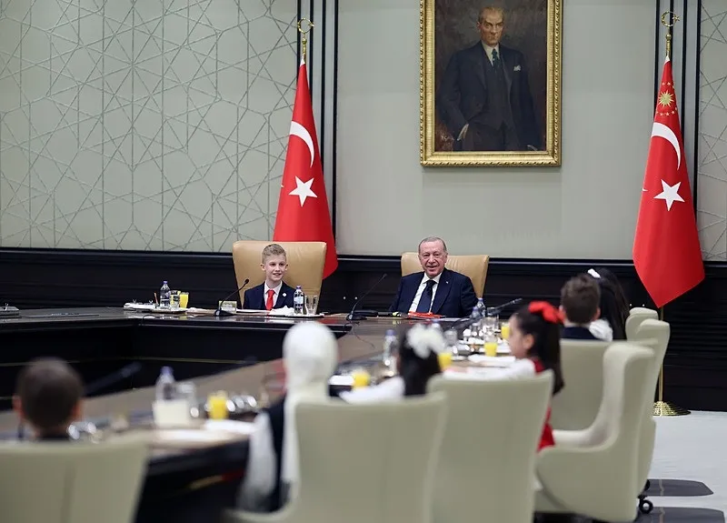 baskan-erdogan-koltugu-cocuklara-devretti-kulliyede-duygusal-anlar-ayla-hoca-unutulmadi-1776950824511.jpeg Külliye'de koltuğu çocuklar devraldı! Başkan Erdoğan gözyaşlarını tutamadı | Ayla Hoca unutulmadı-2