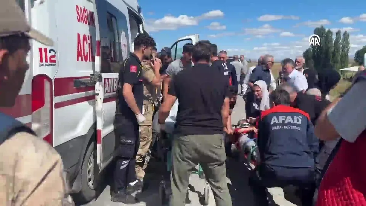 Ağrı Eleşkirt'te feci kaza: 13 yaralı!