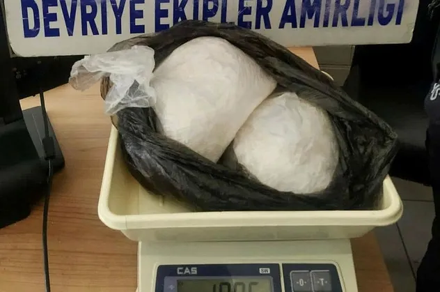 Polisten kaçmaya çalıştılar! Üstlerinde 2 kilo metamfetamin çıktı