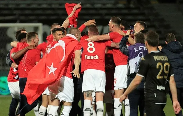 Milli futbolcularımız Burak Yılmaz, Yusuf Yazıcı ve Zeki Çelik'in forma giydiği Lille Fransa'da şampiyon oldu!-11