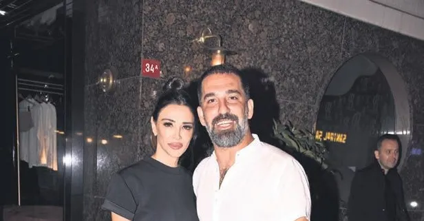 Eşi Aslıhan Doğan ile görüntülenen  Arda Turan: ‘Her şey yolunda’