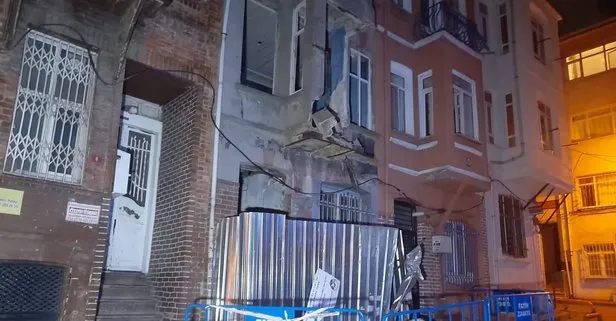 İstanbul Fatih’te 3 katlı metruk binanın balkonu çöktü