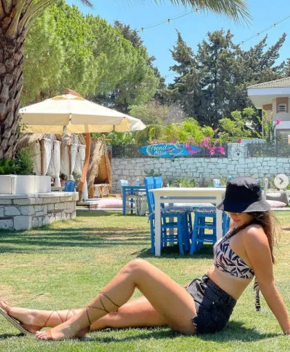 Survivor Ayşe Yüksel açılıp saçılmaya devam ediyor sınırları her geçen gün aşıyor! Mini şortu giydi kalça dekoltesini verdi-7