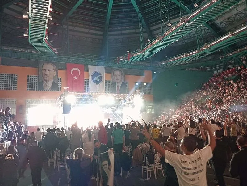 Van'daki Moein konserinde izdiham: İranlılar cam kapıları kırdı-4