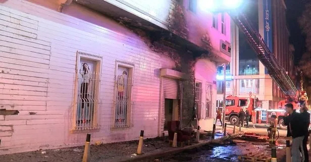 İstanbul’da ahşap kaplı binanın önünde yangın çıktı