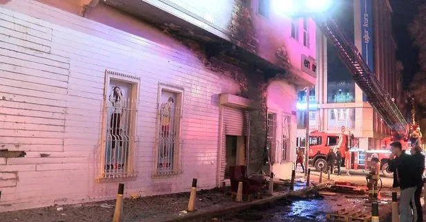 İstanbul'da ahşap kaplı binanın önünde yangın çıktı
