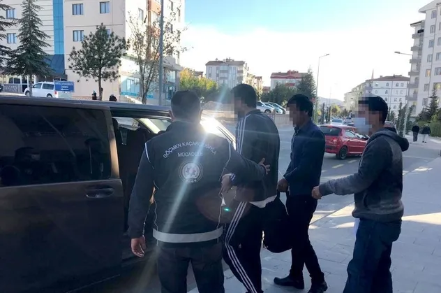 İllegal yollarla yurda giren yabancı uyruklu 2 çeteci sınır dışı edildi