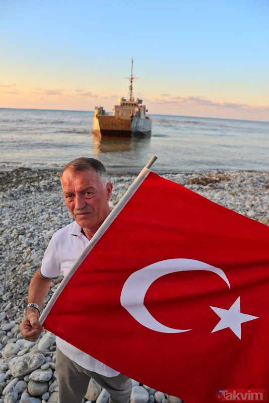 Türk bayraklarıyla karşılandı! İş makinelerini taşıyan Deniz Kuvvetleri Komutanlığı'na bağlı çıkarma gemisi Sinop'ta - 15