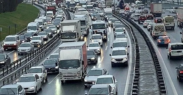 İstanbul’da trafik hayatı durma noktasına getirdi: Yoğunluk yüzde 90’ı buldu
