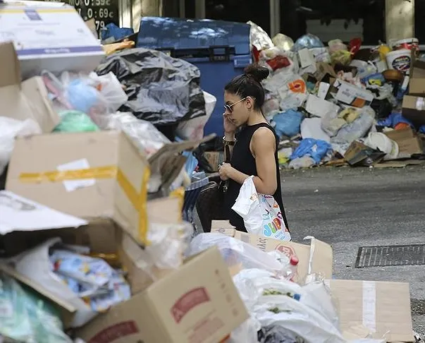 Yunanistan’da kriz! Komşu çöp yüzünden birbirine girdi!