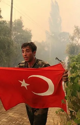 Yangın bölgesindeki Azerbaycanlı itfaiye erlerinin Türk bayrağı hassasiyeti: Tek tek toplayıp muhafaza altına aldılar