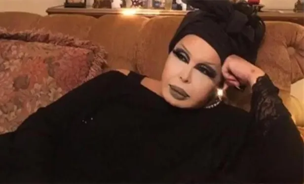 Bir süre önce annesini kaybeden Diva'nın babası Fikret Erkoç yaşamını yitirdi! Bülent Ersoy'u yıkan ölüm!-5